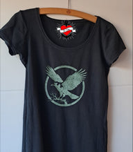 Lade das Bild in den Galerie-Viewer, Rabe - Plotterdatei Bild Rabe Plotter download downlaoddatei vogel easy-sticks Shirt plotteridee
