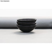 Raysin Gießpulver - Schwarze Schalen aus Raysin 250 Black dekorativ gestapelt auf neutralem Hintergrund.