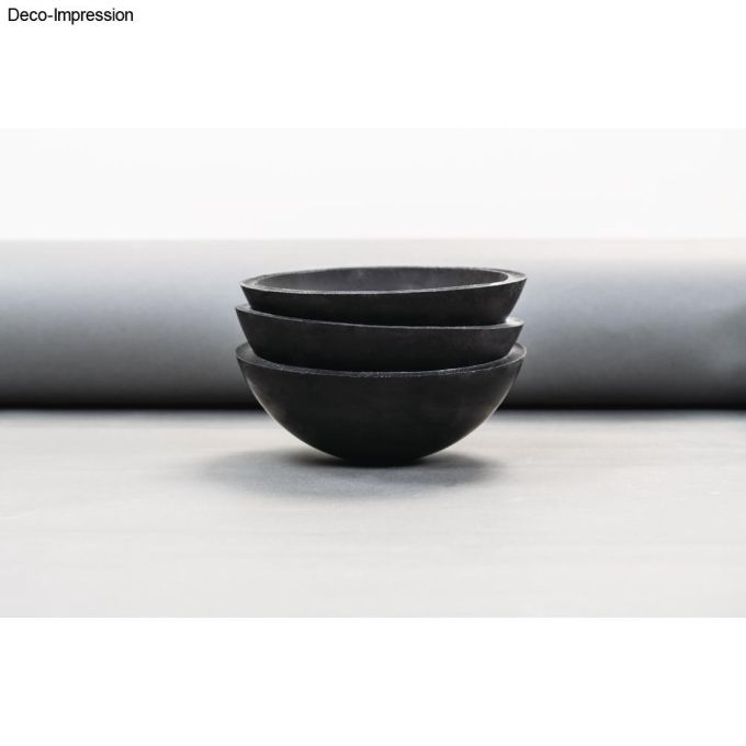 Raysin Gießpulver - Schwarze Schalen aus Raysin 250 Black dekorativ gestapelt auf neutralem Hintergrund.