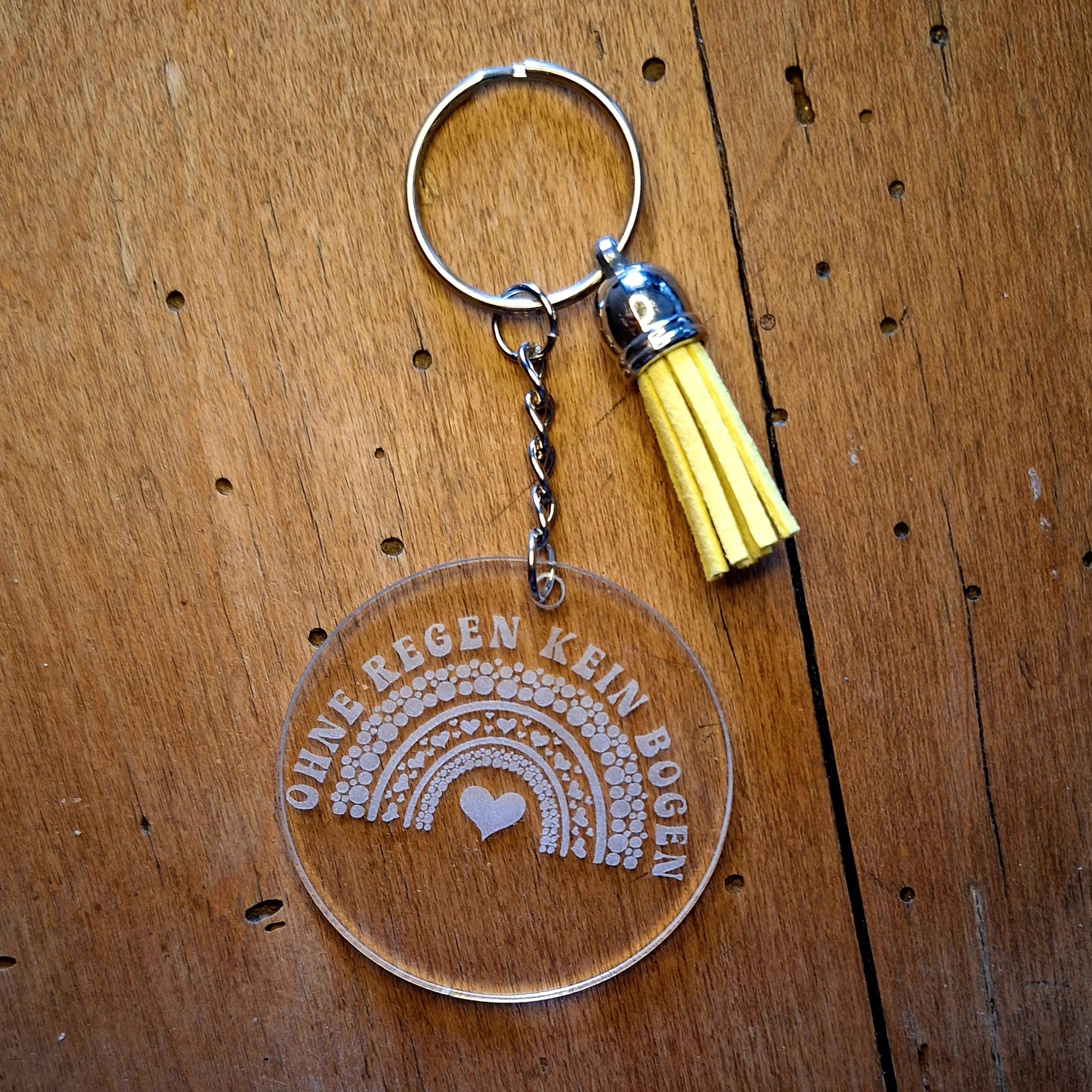 Schlüsselanhänger aus Acryl mit dem Spruch "Regenbogen - Ohne Regen kein Bogen" von easy-sticks, ein tolles Geschenkaccessoire.