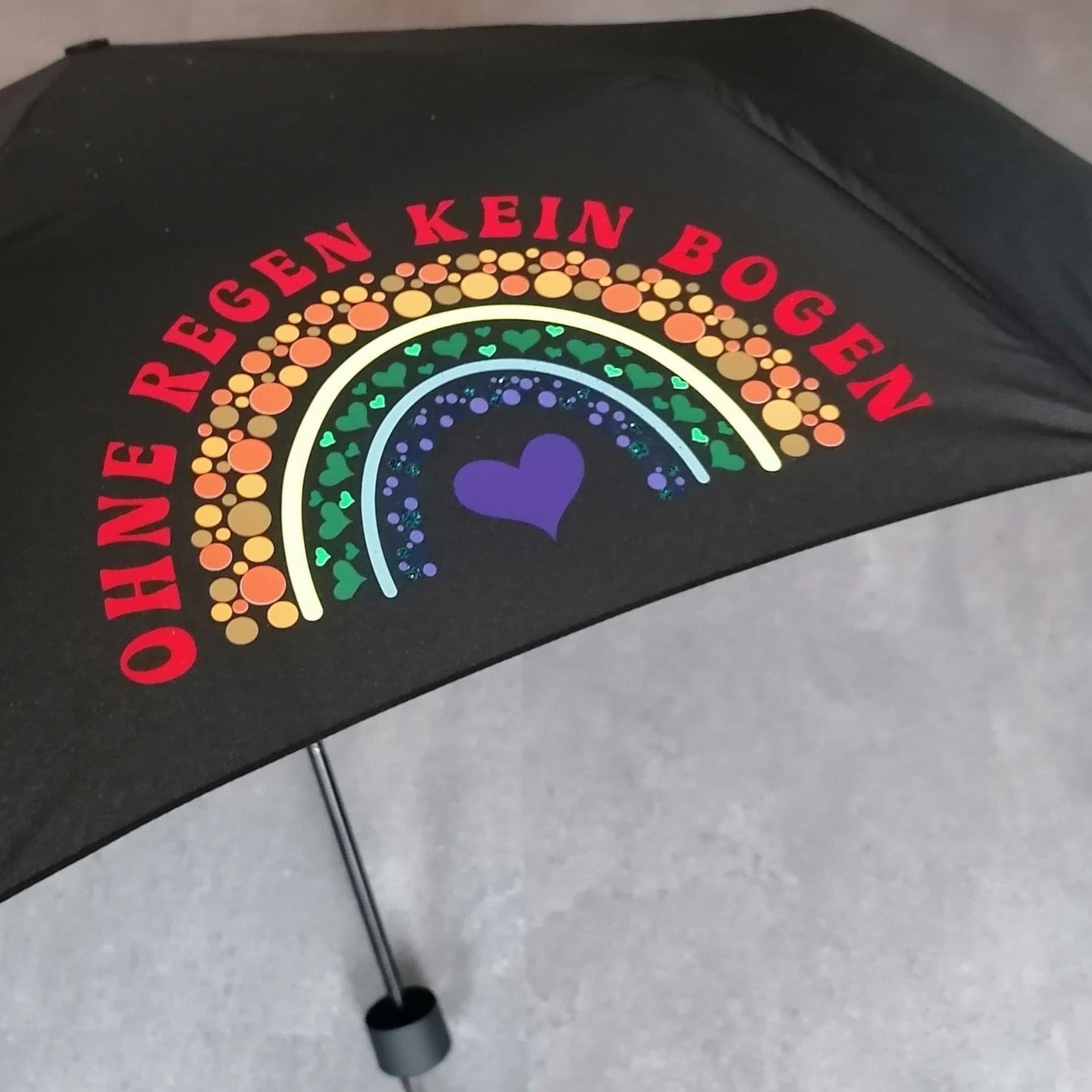 Regenschirm mit buntem Design "Regenbogen - Ohne Regen kein Bogen" von easy-sticks, ideal für kreative Bastelprojekte.