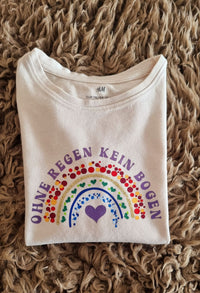 T-Shirt mit dem kreativen Spruch "Regenbogen - Ohne Regen kein Bogen" von easy-sticks, ideal für persönliche Modekreationen.