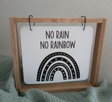 Stilvolles Schild mit der Aufschrift 'NO RAIN NO RAINBOW', inspiriert von der Regenbogen Plotter Datei von easy-sticks, ideal für ein modernes Zuhause.