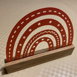 Schöne orangefarbene Regenbogen Dekoration von easy-sticks, die aus der Regenbogen Plotter Datei gestaltet wurde, perfekt für kreative Bastelprojekte.