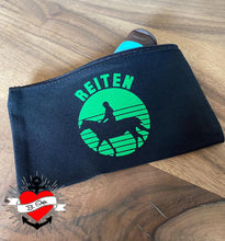 Lade das Bild in den Galerie-Viewer, Reiten Abzeichen Schild Reitabzeichen Plotter plotteridee Idee Reiter Reiterin Geschenk T-Shirt
