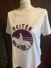 Lade das Bild in den Galerie-Viewer, Reiten Abzeichen Schild Reitabzeichen Plotter plotteridee Idee Reiter Reiterin Geschenk T-Shirt Jacke Shirt Pullover
