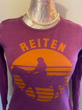 Lade das Bild in den Galerie-Viewer, Reiten Abzeichen Schild Reitabzeichen Plotter plotteridee Idee Reiter Reiterin Geschenk T-Shirt
