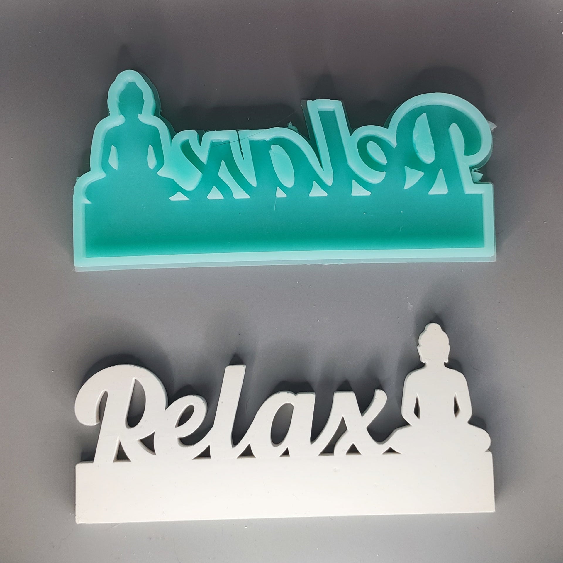 Zwei Silikonformen in mintgrün und weiß von Easy-Sticks, beide mit dem Schriftzug 'Relax' und einer Buddha-Illustration - Kreatives Bastelmaterial