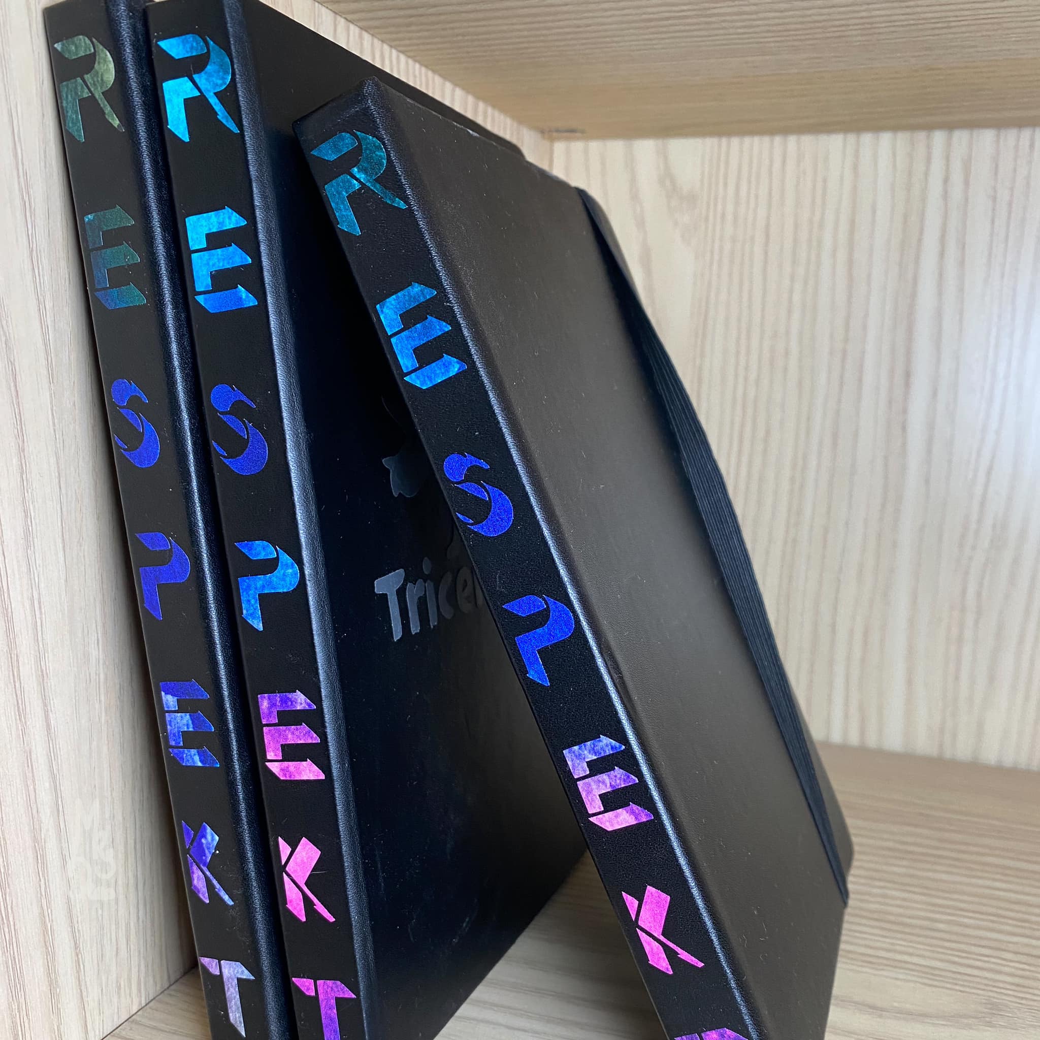 Eine Reihe von Notizbüchern mit dem Wort "RESPEKT" in leuchtenden Farben, erstellt aus der "Respekt" Plotterdatei von easy-sticks. Diese Designs sind perfekt, um jedem Projekt eine persönliche Note zu verleihen.