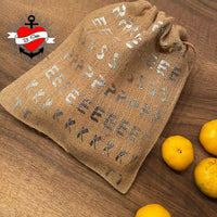Ein dekorativer Jutesack mit reflektierenden Buchstaben, die den Text "RESPEKT" bilden, erstellt mit der "Respekt" Plotterdatei von easy-sticks. Ideal für kreative DIY-Projekte.