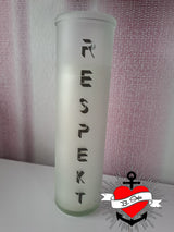 Eine stilvolle LED-Lampe mit dem Schriftzug "RESPEKT", hergestellt mit der "Respekt" Plotterdatei von easy-sticks. Diese kreative Laserdatei ermöglicht es, einzigartige Designs zu realisieren.