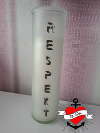 Eine stilvolle LED-Lampe mit dem Schriftzug "RESPEKT", hergestellt mit der "Respekt" Plotterdatei von easy-sticks. Diese kreative Laserdatei ermöglicht es, einzigartige Designs zu realisieren.