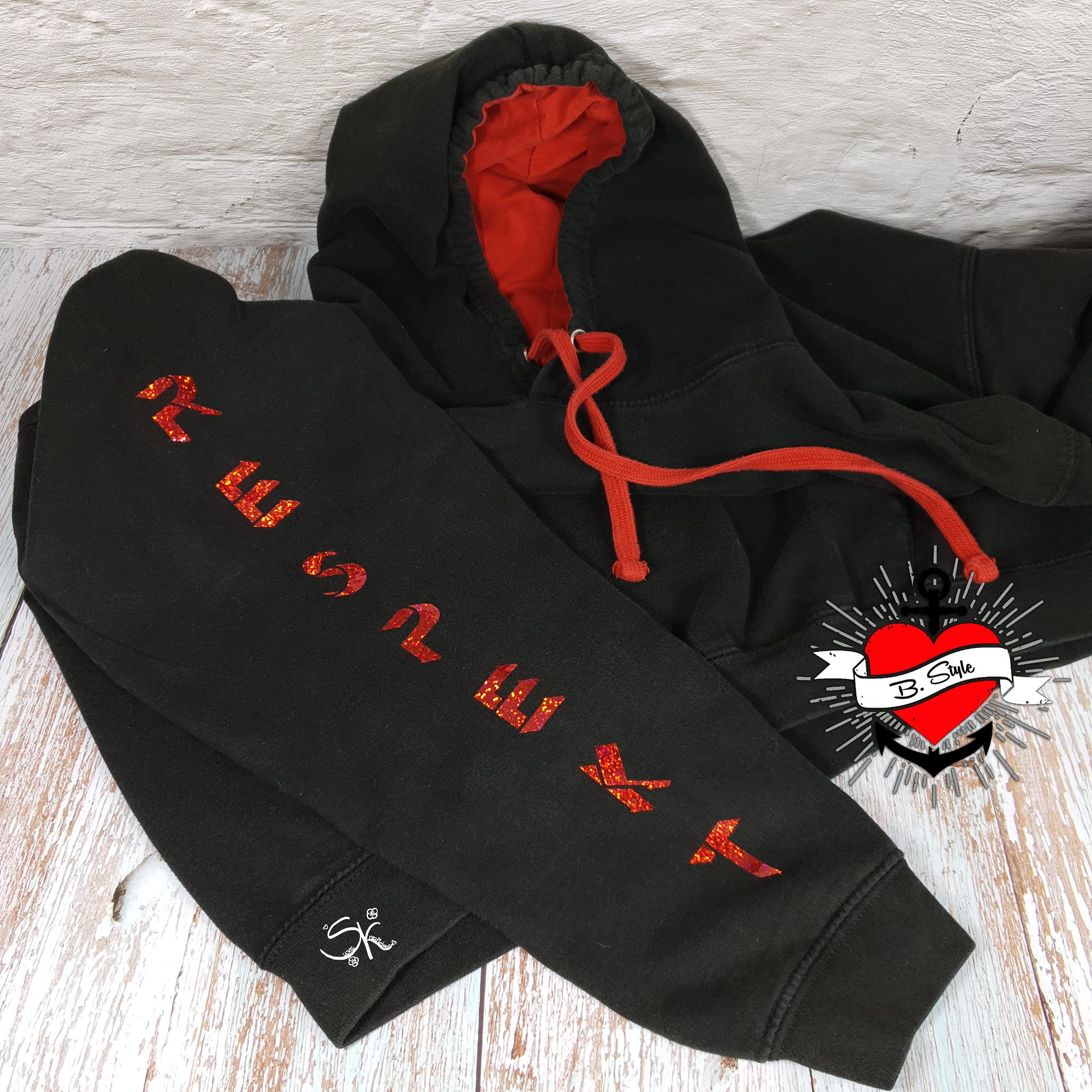 Ein schwarzer Hoodie mit einem auffälligen roten Schriftzug "RESPEKT", inspiriert von der "Respekt" Plotterdatei von easy-sticks. Ein stilvolles Accessoire für kreative Persönlichkeiten.