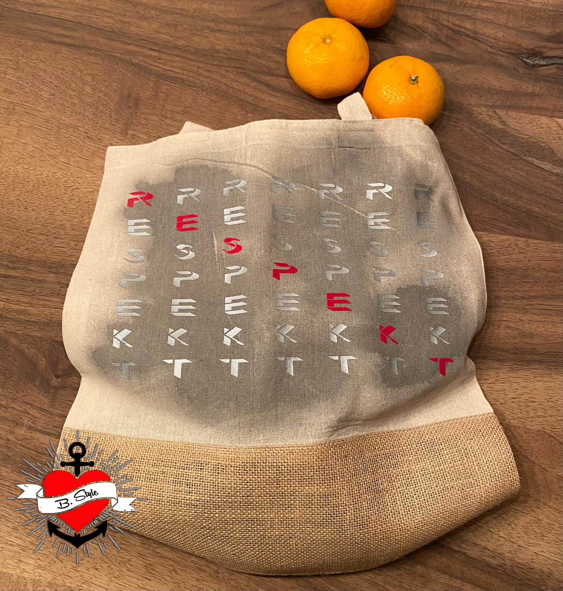 Die "Respekt" Plotterdatei von easy-sticks zeigt ein kreatives Design auf einem Stoffbeutel, der mit bunten Buchstaben gestaltet ist. Ideal für kreative Bastelprojekte.