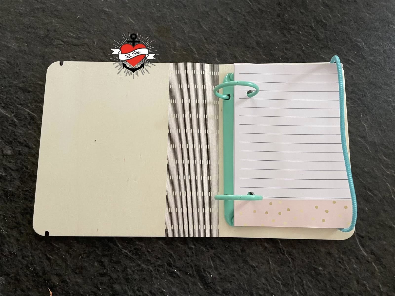 Stilvolles Ringbuch mit modernem Layout von Easy-Sticks, zeigt eine sanfte Farbpalette und nützliche Notizseiten. Ideal für DIY-Projekte mit der Ringbücher Laserdatei.