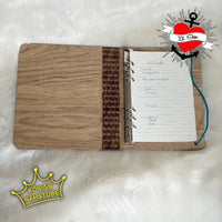 Elegantes Ringbuch Design von Easy-Sticks mit Holzoptik und zusammen gebundenen Seiten. Perfekt für kreative Projekte mit der Ringbücher Laserdatei.