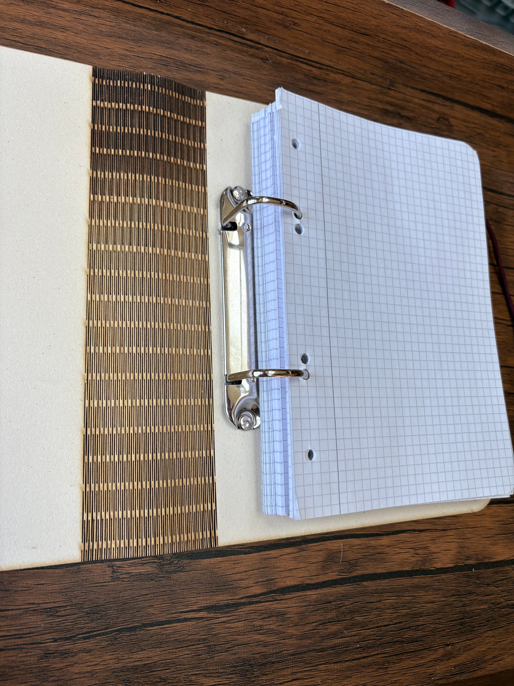 Ringbücher Laserdatei von Easy-Sticks, Nahaufnahme eines Ringbuchs, das aufgeschlagen ist und die geordnete Seite zeigt. Perfekt für individuelle Notizen, unterstützt durch silikongieform.