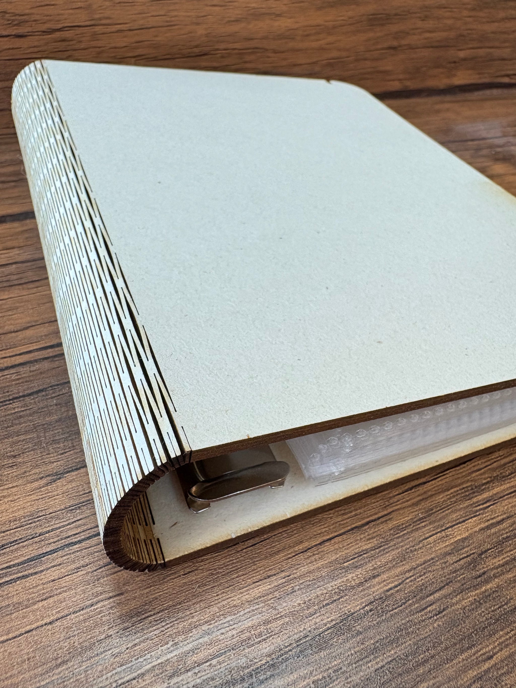 Ringbücher Laserdatei von Easy-Sticks, Ansicht eines einzigartigen Ringbuchs mit lasergravierter Oberfläche und praktischem Design. Ideal für kreative Projekte, perfekt mit silikongieform.