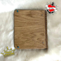 Holzringbuch von Easy-Sticks, das zur Laserdatei Ringbücher Laserdatei gehört. Ideal für kreative Projekte und DIY, perfekt passend für die silikongieform. Das designte Cover zeigt eine natürliche Holzmaserung und ausgeklügelte Details.