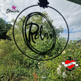 Kreative Fensterdekoration mit dem Schriftzug 'Relax', aus der Ringe Plotter und Laserdatei von easy-sticks – perfekt für eine angenehme Atmosphäre.