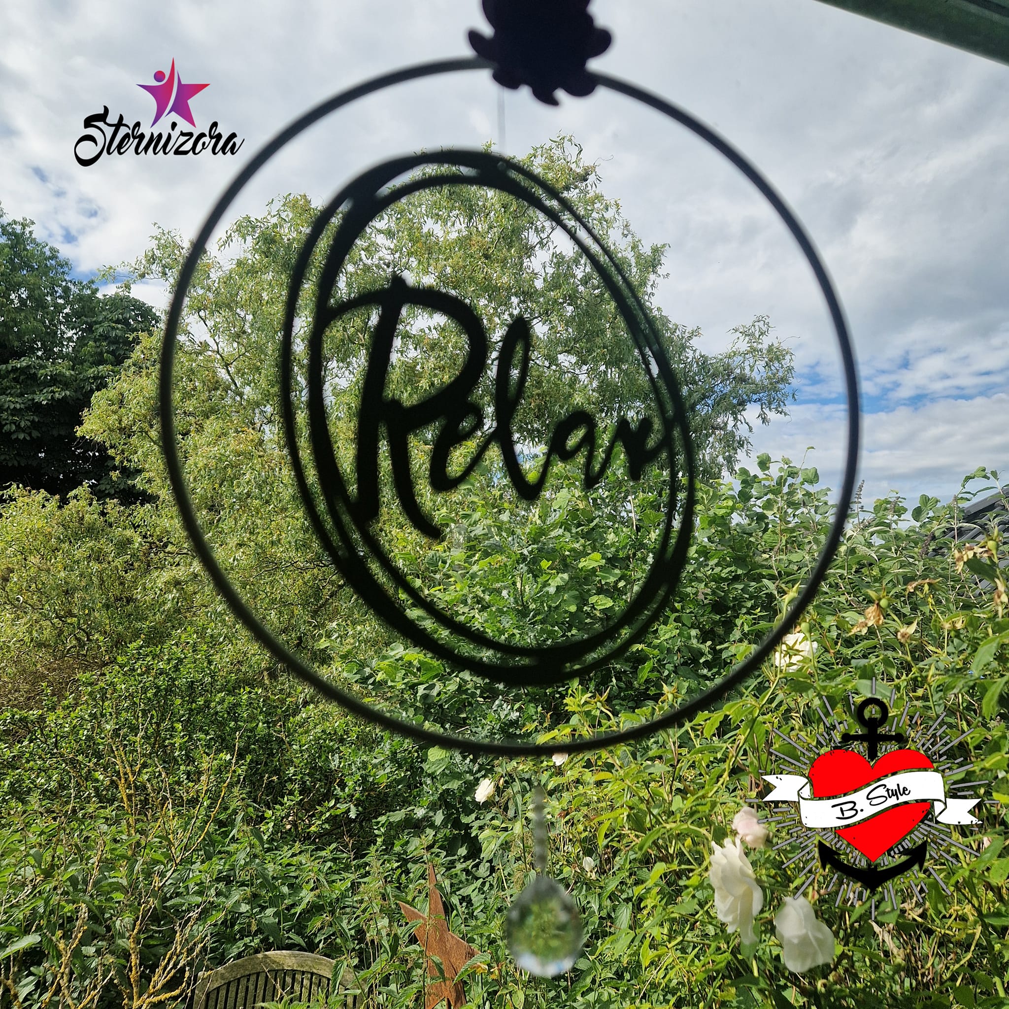 Kreative Fensterdekoration mit dem Schriftzug 'Relax', aus der Ringe Plotter und Laserdatei von easy-sticks – perfekt für eine angenehme Atmosphäre.