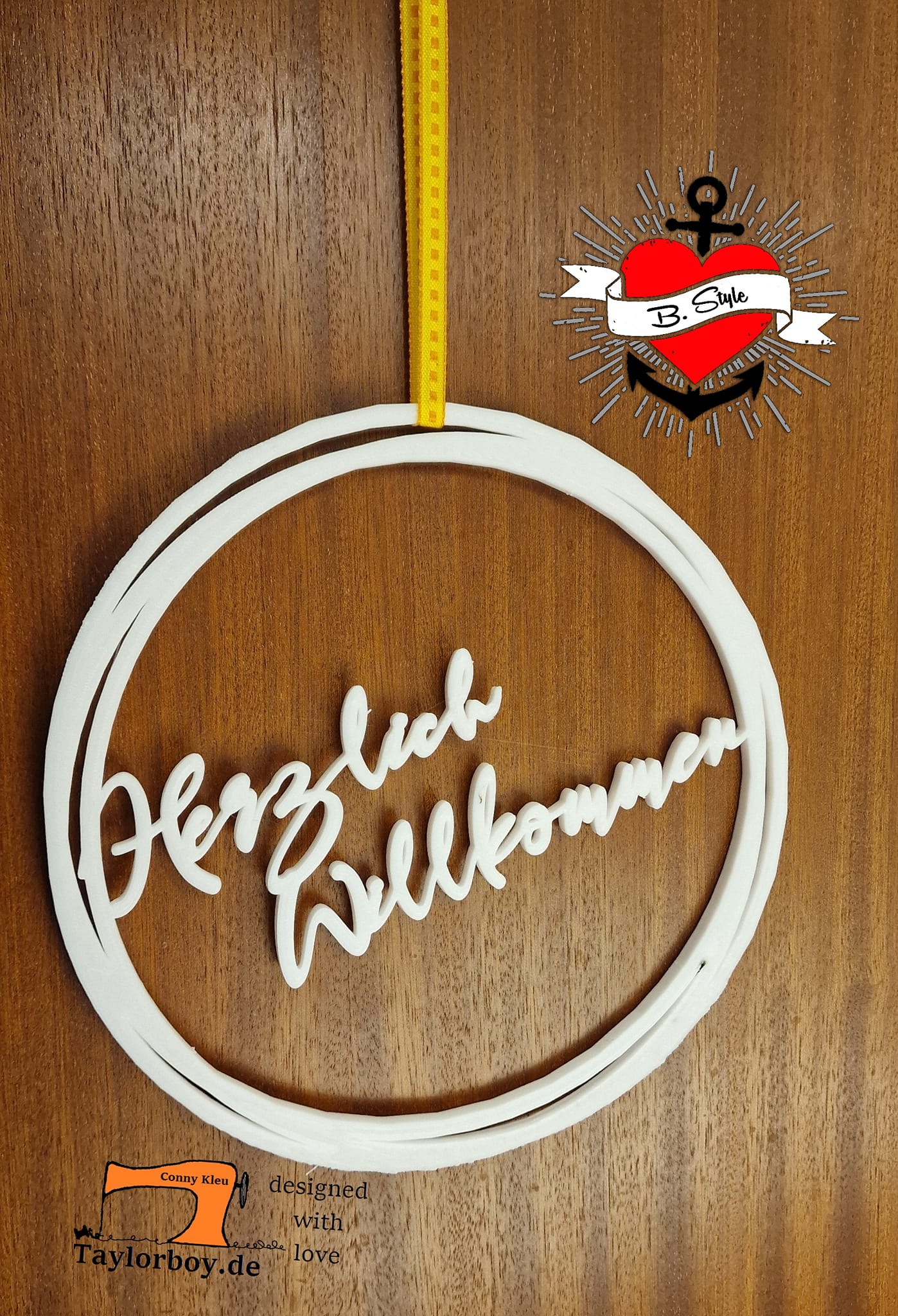 Hängeschild mit dem Schriftzug 'Herzlich Willkommen', in ansprechendem Design für die Türdekoration, gefertigt von easy-sticks für eine einladende Atmosphäre.