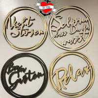 Schöne Holzschilder mit kreativen Sprüchen - 'Nicht Stören', 'Schön, dass Du da warst', 'Bald im Garten', 'Relax' von easy-sticks, Ringe Plotter und Laserdatei.