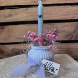 Schöne Dekoration mit einer Kerze in einem stilvollen Gefäß, umgeben von Trockenblumen und einem Anhänger mit dem Schriftzug 'Alles Liebe'. Perfekt als Geschenk oder für den eigenen Wohnbereich, gestaltet mit den RUB ON UV Stickern von easy-sticks.