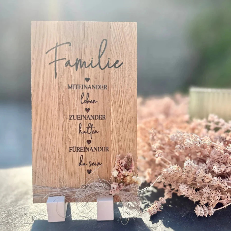 Holzschild mit der Aufschrift 'Familie' und herzlichen Sprüchen, ideal als Dekoration für Zuhause. Perfekt für kreative Projekte mit den RUB ON UV Stickern von easy-sticks.