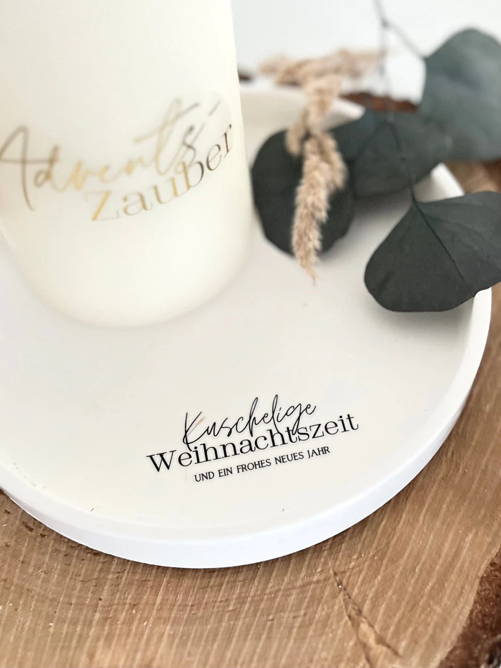 Elegante weiße Unterlage mit dem Schriftzug 'Kuschelige Weihnachtszeit' für eine stilvolle Tischdekoration, gefertigt von easy-sticks, Rub on UV Sticker randlos Home 3 A5.