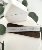 Holzdekoration mit Rub on UV Sticker 'Glück ist die Summe schöner Momente' von easy-sticks, perfekte Botschaft für jedes Zuhause.