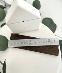 Holzdekoration mit Rub on UV Sticker 'Glück ist die Summe schöner Momente' von easy-sticks, perfekte Botschaft für jedes Zuhause.