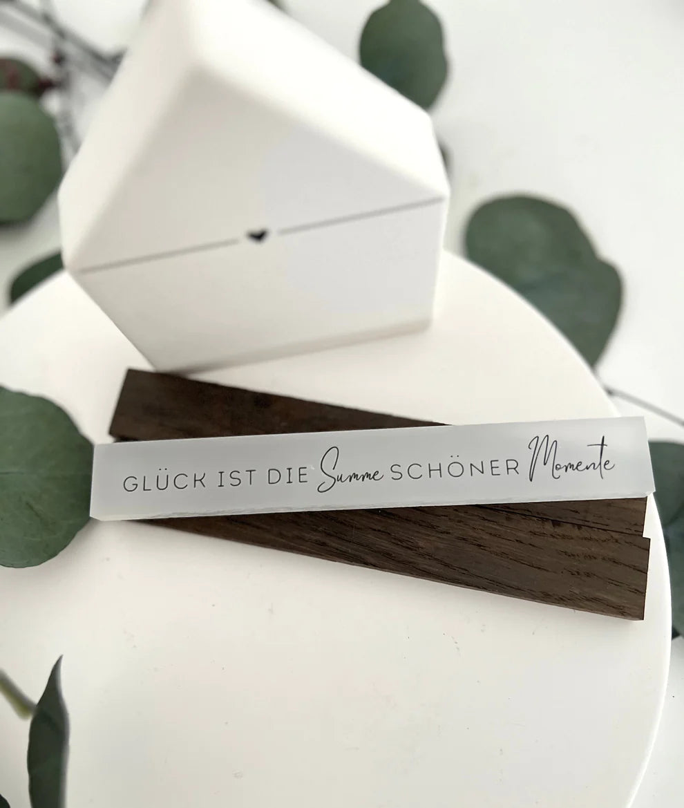Holzdekoration mit Rub on UV Sticker 'Glück ist die Summe schöner Momente' von easy-sticks, perfekte Botschaft für jedes Zuhause.