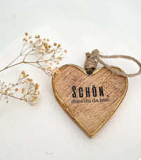 Herzförmiger Holzanhänger mit der Aufschrift 'SCHÖN, dass du da bist', dekoriert mit Trockenblumen, ideal für DIY-Projekte mit dem Rub On UV Sticker von easy-sticks.