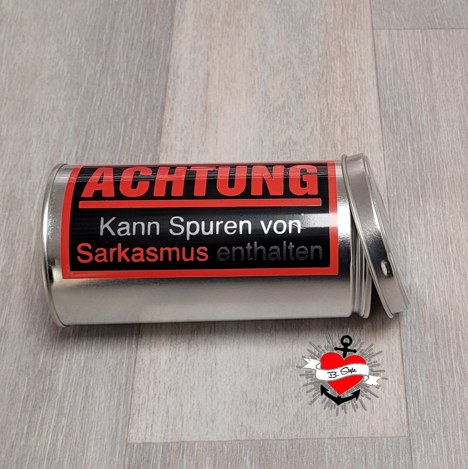 Emaillierte Dose mit der Aufschrift "Achtung - Kann Spuren von Sarkasmus enthalten" von easy-sticks, eine stilvolle Ergänzung für Sammler.