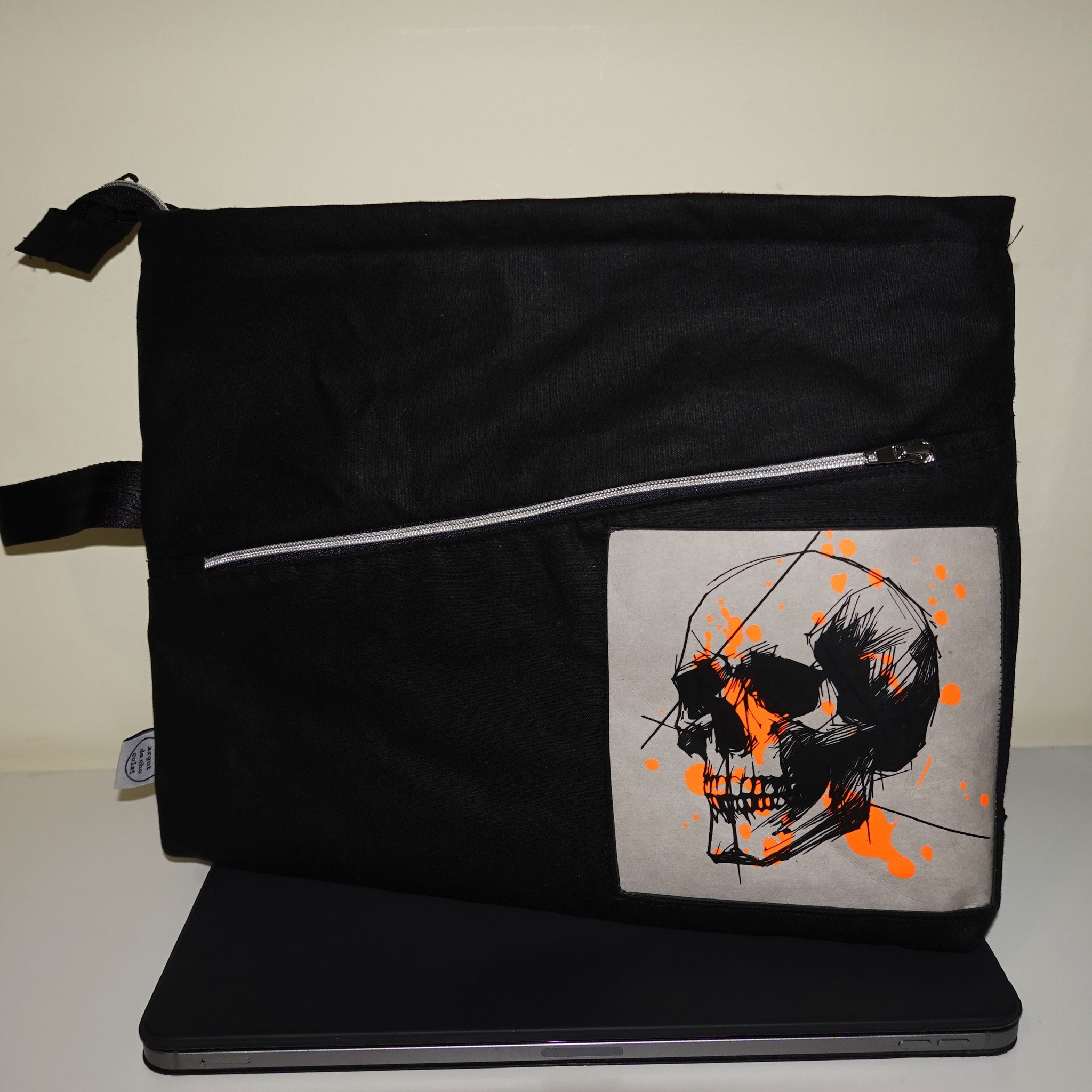 Schädel Skizze Plotterdatei von easy-sticks auf einer schwarzen Tasche, die kreative Designs und DIY-Projekte ermöglicht.
