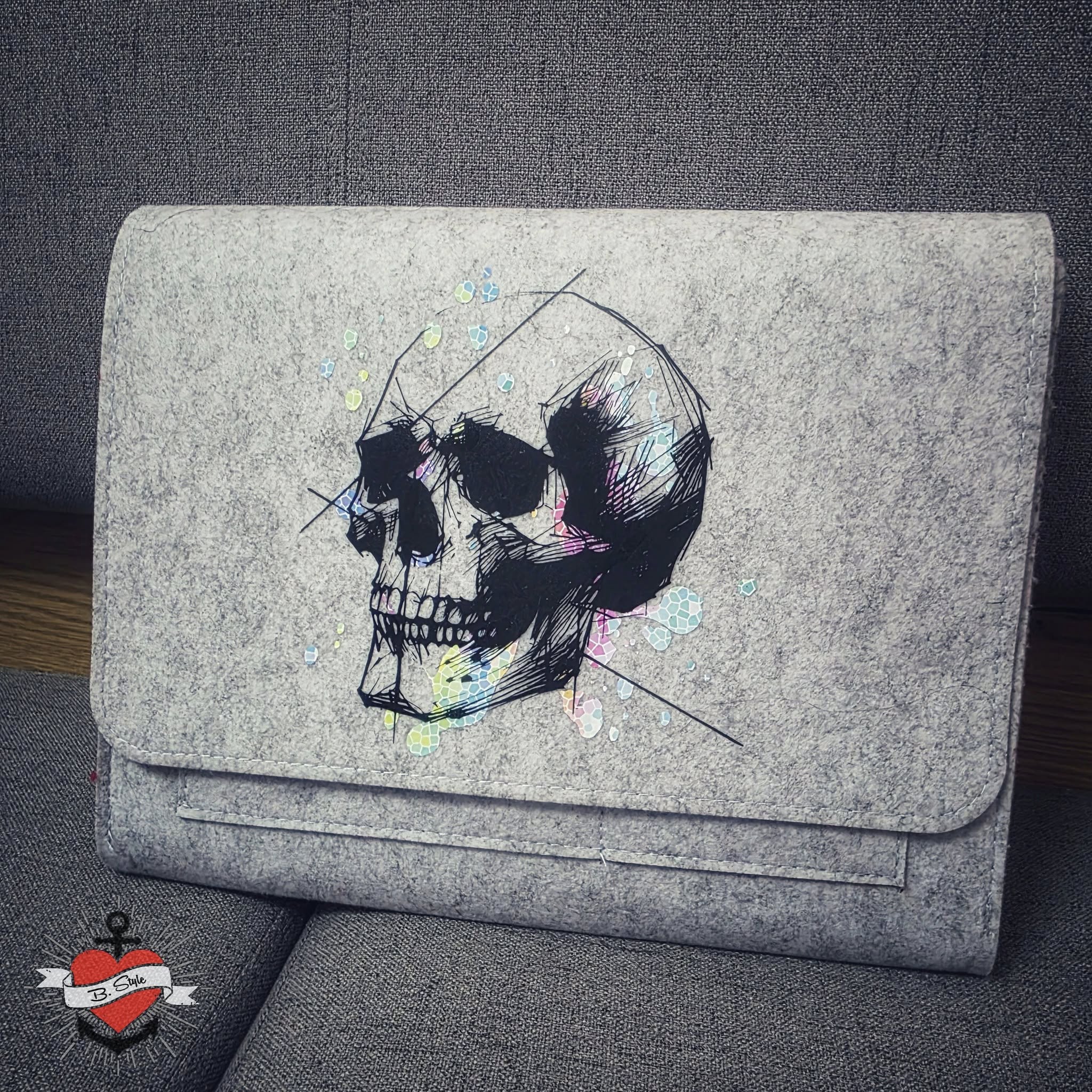 schicke graue Tasche mit einem einzigartigen Schädel Design, ideal für kreative Bastelprojekte, Schädel Skizze Plotterdatei zum Downloaden von easy-sticks