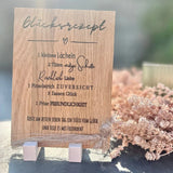 Ein Holzschild mit dem Glücksrezept, das positive Gedanken und Freundlichkeit fördert, als inspirierendes Dekor, von easy-sticks, Rub on UV Sticker randlos Home 3 A5.