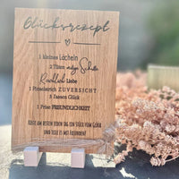 Ein Holzschild mit dem Glücksrezept, das positive Gedanken und Freundlichkeit fördert, als inspirierendes Dekor, von easy-sticks, Rub on UV Sticker randlos Home 3 A5.