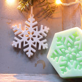 Weißer Schneeflockenanhänger und grüne Silikonform zum Aufhängen von easy-sticks, perfekt für kreative Winterdekorationen.