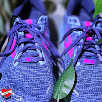 Buntes Paar Laufschuhe in lila mit pinken Schnürsenkeln, die die Wörter 'CAT' und 'MOM' präsentieren. Eine inspirierende Umsetzung der Plotter und Laser Datei von easy-sticks.