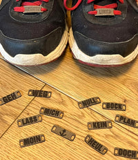 Schuhe mit individuell gestalteten Schnürsenkel-Schildern von easy-sticks: Die Armband- und Schnürsenkel-Schilder mit Wörtern machen jeden Look einzigartig.