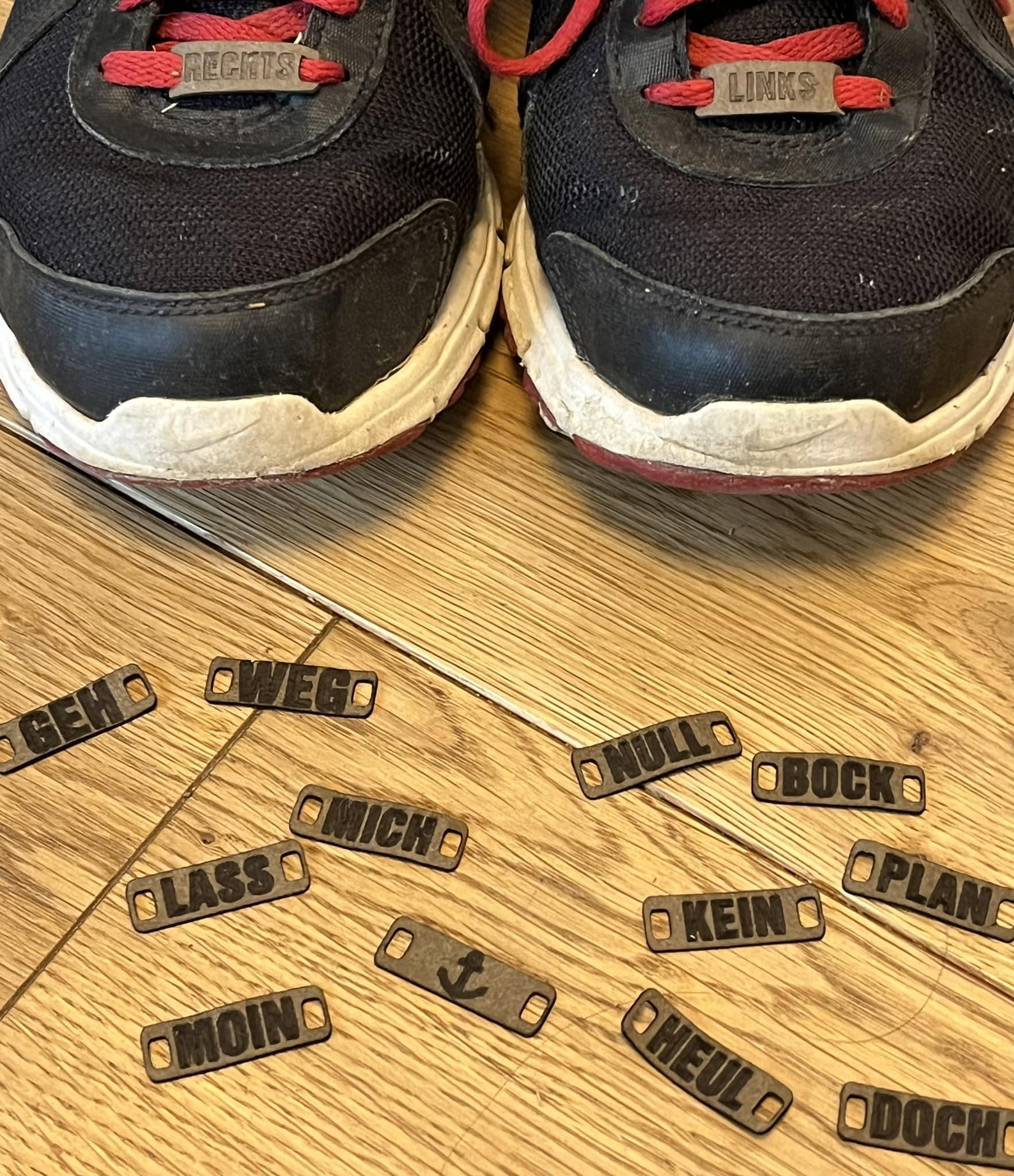 Schuhe mit individuell gestalteten Schnürsenkel-Schildern von easy-sticks: Die Armband- und Schnürsenkel-Schilder mit Wörtern machen jeden Look einzigartig.
