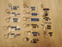 Kreative Schlüsselanhänger mit verschiedenen Wörtern und Symbolen, darunter 'DAD' und 'YUCK FOU'. Perfekt für einzigartige Designs aus der Plotter und Laser Datei von easy-sticks.