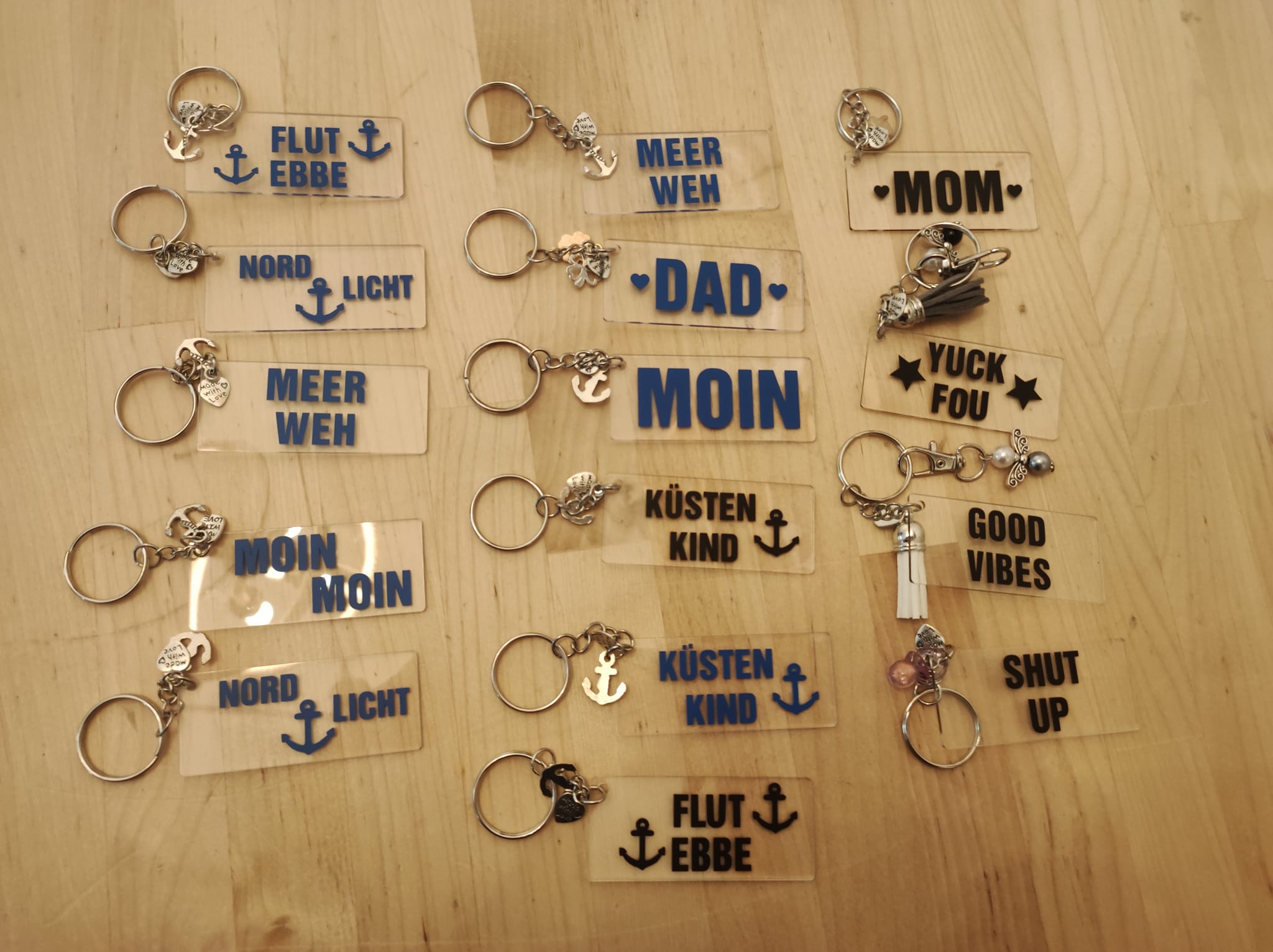 Kreative Schlüsselanhänger mit verschiedenen Wörtern und Symbolen, darunter 'DAD' und 'YUCK FOU'. Perfekt für einzigartige Designs aus der Plotter und Laser Datei von easy-sticks.