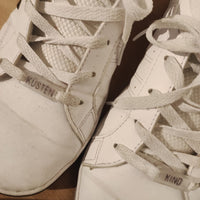 Weißes Paar Sneakers mit personalisierten Schnürsenkeln, die die Wörter 'KÜSTEN' und 'KIND' zeigen. Ideal für kreative Projekte mit der Plotter und Laser Datei von easy-sticks.