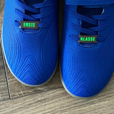 Blaue Schuhe mit bequemen Schnürsenkel-Schildern von easy-sticks: Die Armband- und Schnürsenkel-Schilder mit Wörtern bringen Persönlichkeit in dein Schuhwerk.