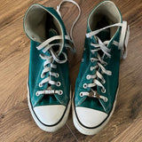 Teal-farbene Sneaker mit personalisierten Schnürsenkel-Schildern von easy-sticks: Kreative Armband- und Schnürsenkel-Schilder mit Wörtern für individuellen Stil.