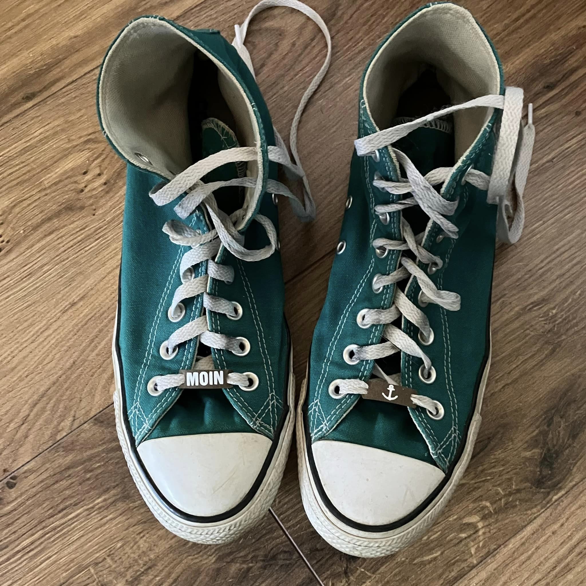 Teal-farbene Sneaker mit personalisierten Schnürsenkel-Schildern von easy-sticks: Kreative Armband- und Schnürsenkel-Schilder mit Wörtern für individuellen Stil.