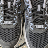 Nahaufnahme von Sneakern mit speziellen Schnürsenkel-Schildern von easy-sticks: Verleihe deinen Schuhen mit den Armband- und Schnürsenkel-Schildern mit Wörtern eine persönliche Note.